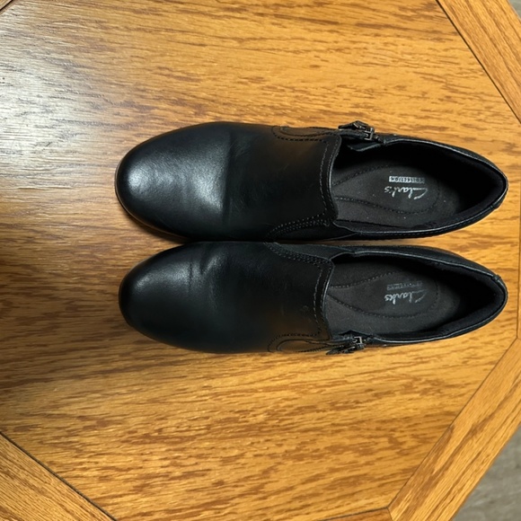 **CLARKS* Black Round-Toe Side Zipper Bootie Heels Size 8.5 - Picture 2 of 8